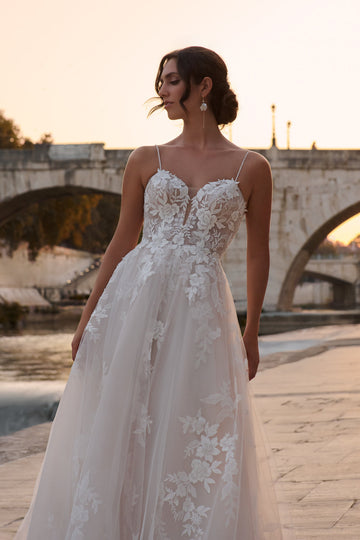 Sweetheart Neckline Wedding Dress Guide
