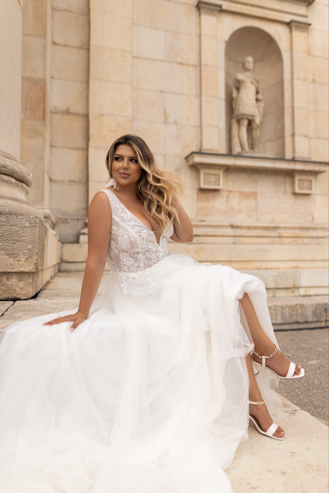 Best Wedding Dress for Curves: What Works