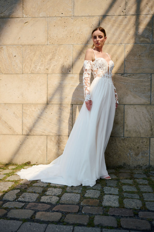 Solaryanna wedding dress by Lina Becker Germany, Deep sweetheart neckline with illusion detailing